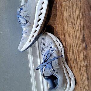 On womens cloudsurfer size 7.5